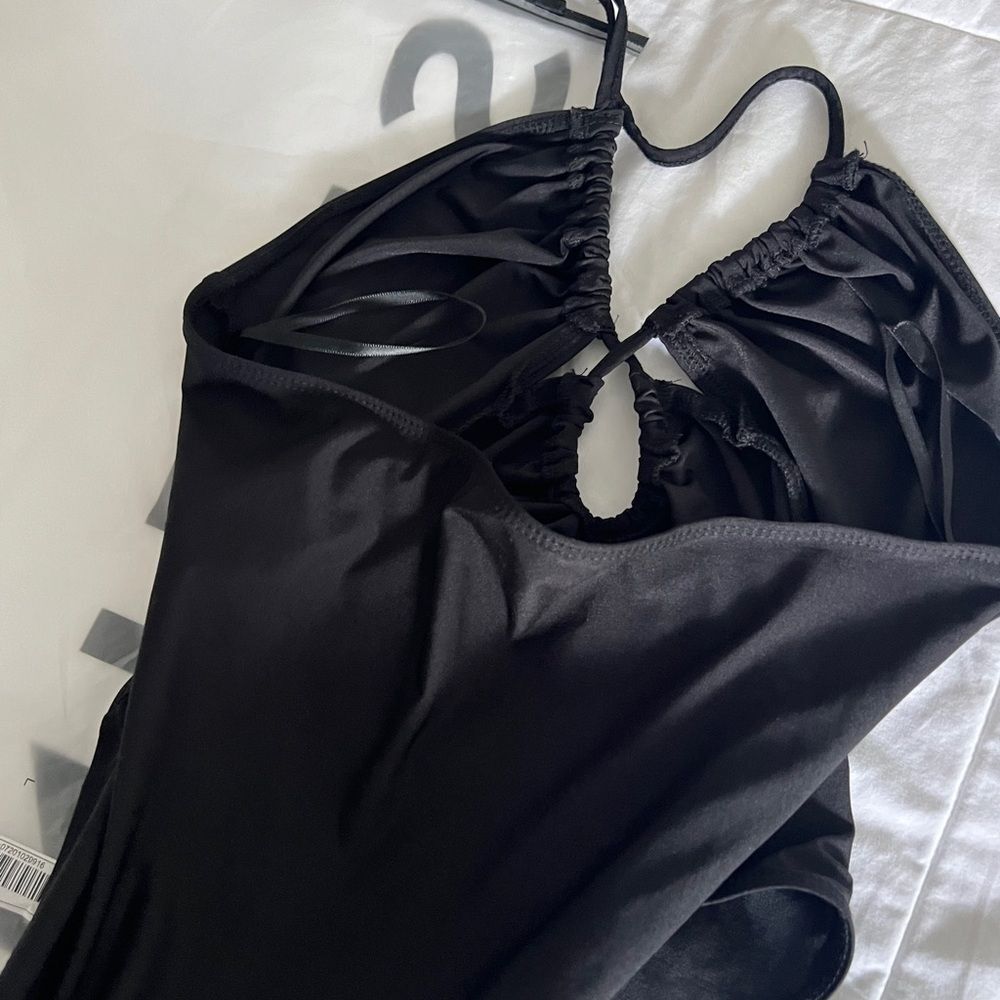 NWT SHEIN BAE Lace Up Front Tie
Backless Halter Bodysuit BLACK SIZE SMALL 4